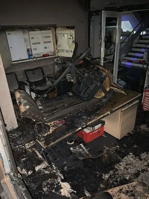 Verbrannter Schreibtisch mit Stuhl