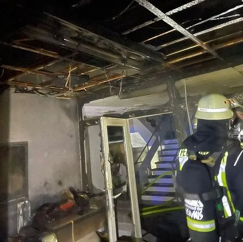 Feuerwehrmann im ausgebrannten Gemeindebüro Theesen