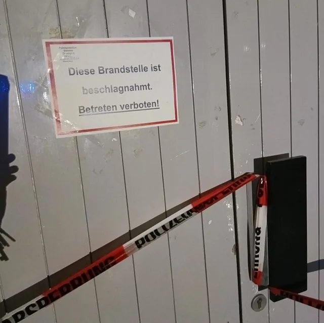 Brand Gemeindebüro Theesen: Bauschild 